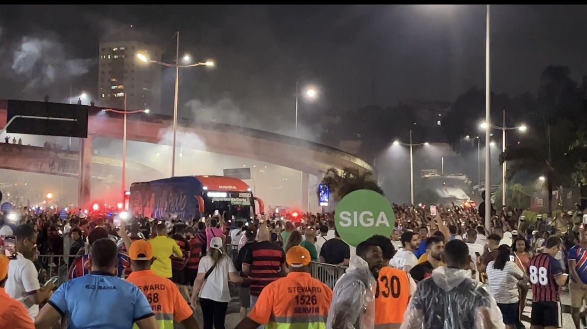 Veja festa na recepção do ônibus do Bahia antes de jogo contra o Flamengo