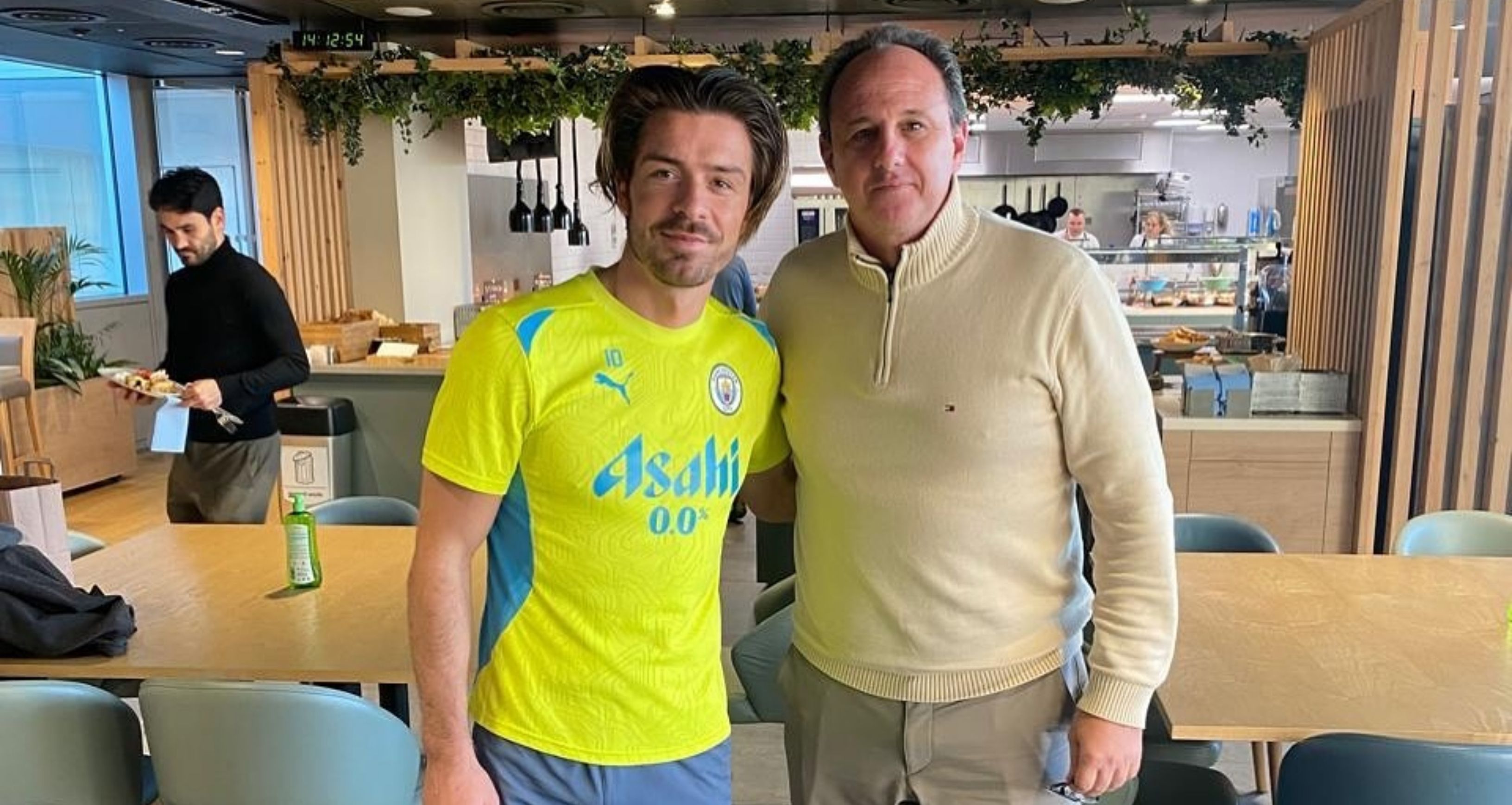 Bahia: Ceni acompanha treinos do Manchester City e posa ao lado de atacante