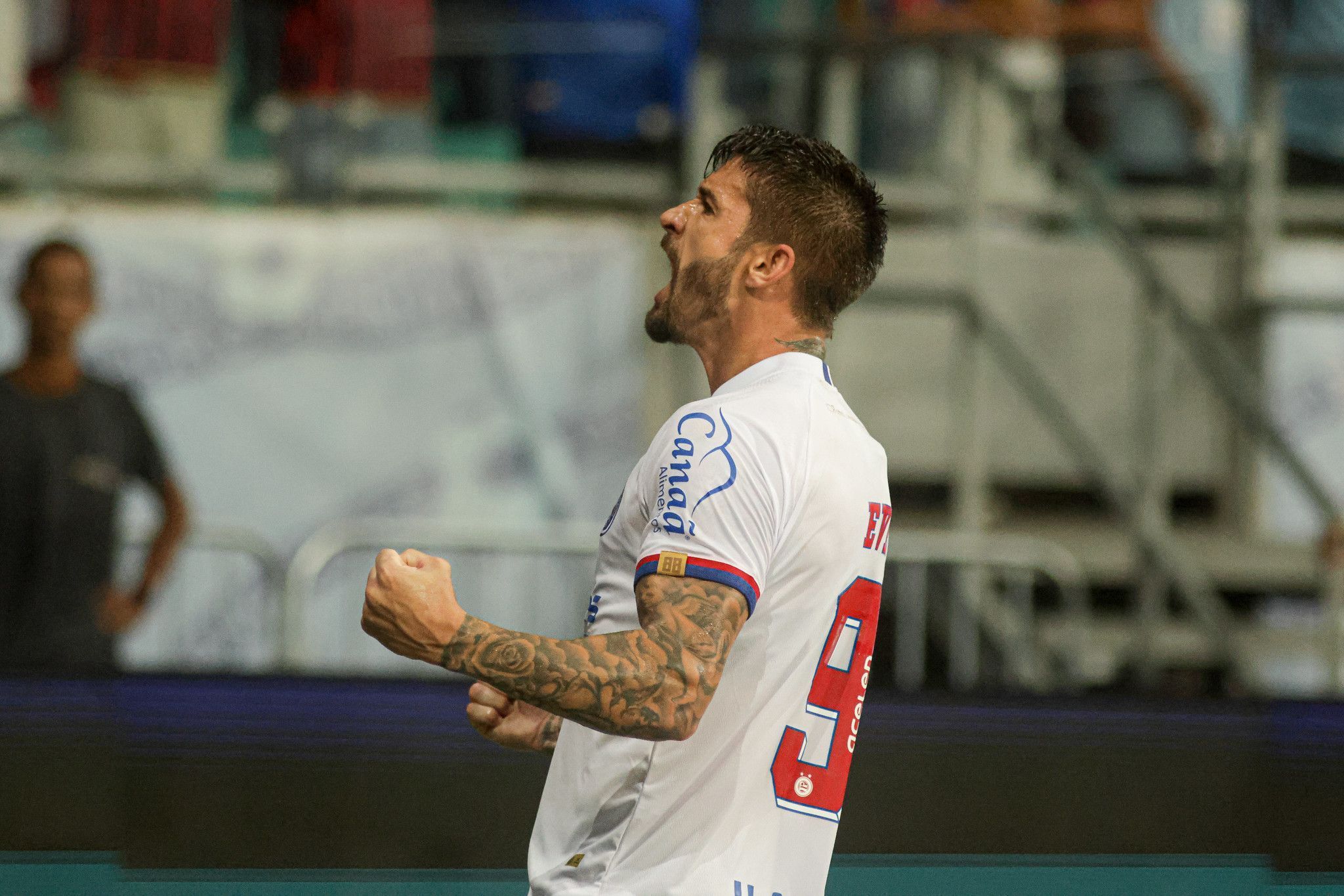 'Lei do ex' opera, Bahia vence o Grêmio e segue invicto na Fonte Nova