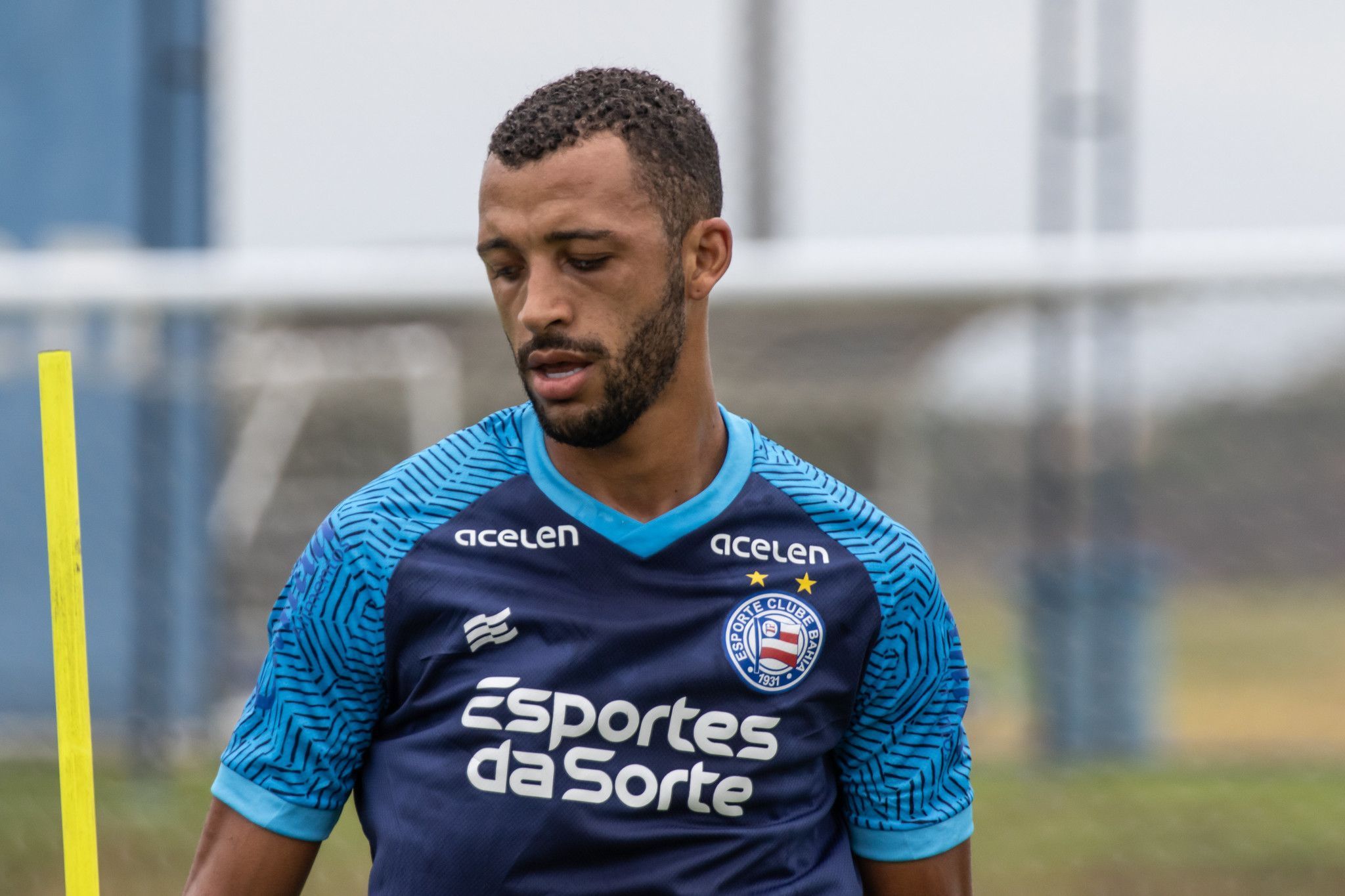 Zagueiro do Bahia retorna do futebol europeu e é reintegrado ao elenco