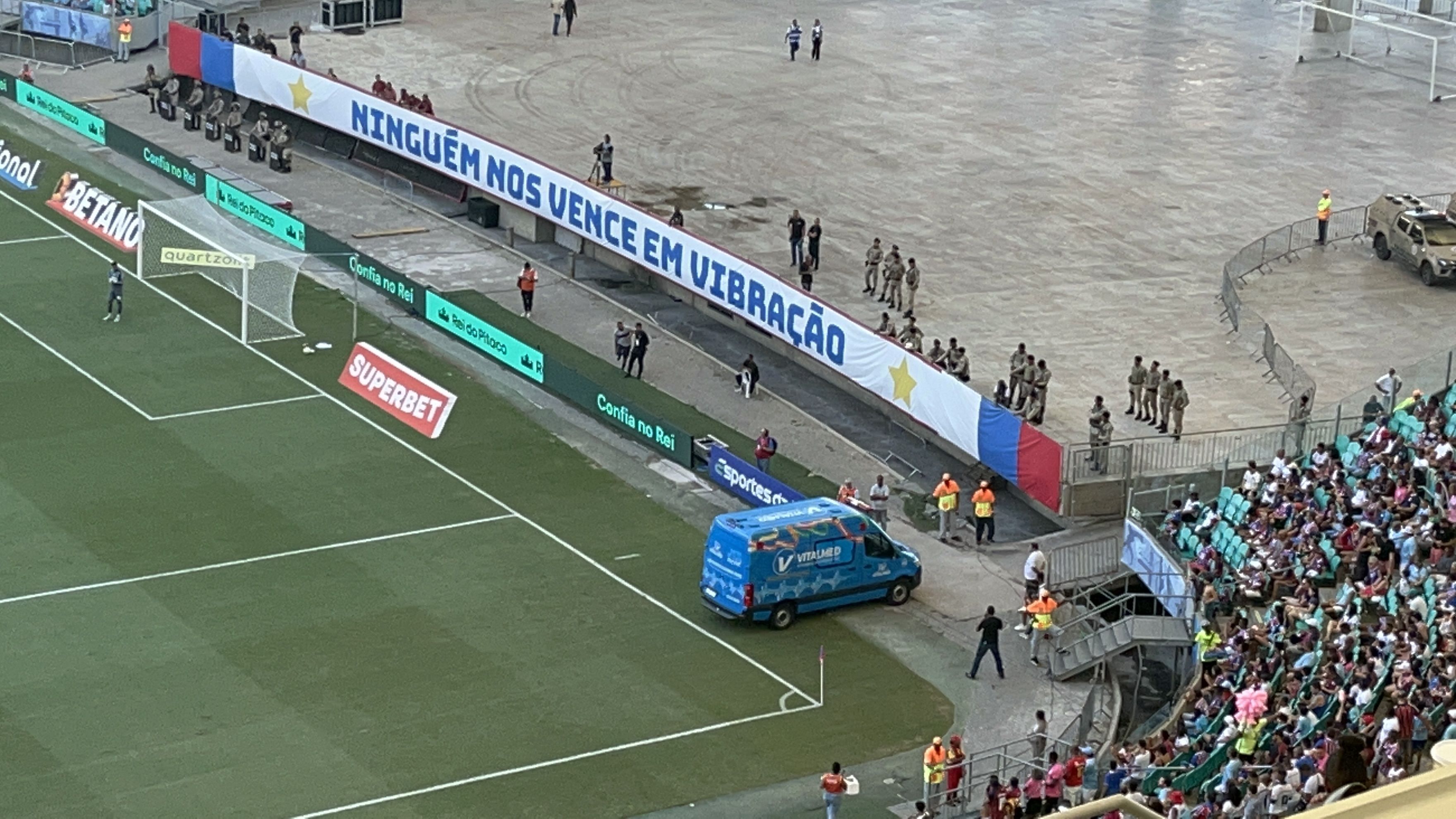 Jogador do Jequié-BA deixa campo de ambulância durante jogo contra o Bahia