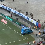 Jogador do Jequié-BA deixa campo de ambulância durante jogo contra o Bahia
