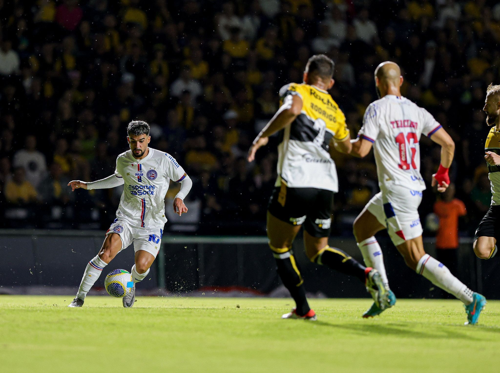 Bahia marca gols no fim, vence o Criciúma e avança na Copa do Brasil
