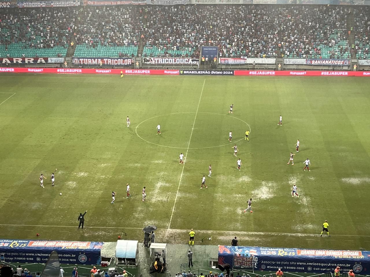 Árbitro interrompe Bahia x Fluminense por causa de temporal em Salvador