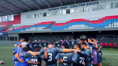 Jogadores do Bahia de Feira reunidos na Arena Cajueiro