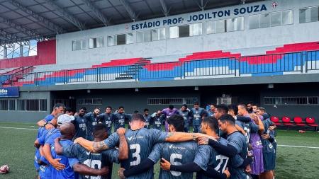 Jogadores do Bahia de Feira reunidos na Arena Cajueiro