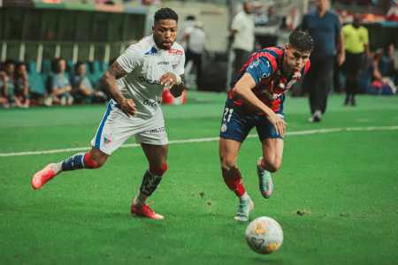 Marinho em ação pelo Fortaleza, contra o Bahia, pela Copa do Nordeste