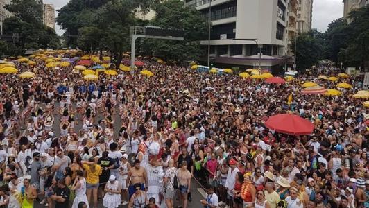 Baianas Ozadas desfila pelas ruas de BH nesta segunda-feira (20)