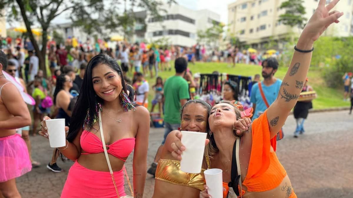 Carnaval: foliões acompanham show do Bloco Baianeiros no bairro Castelo; veja imagens