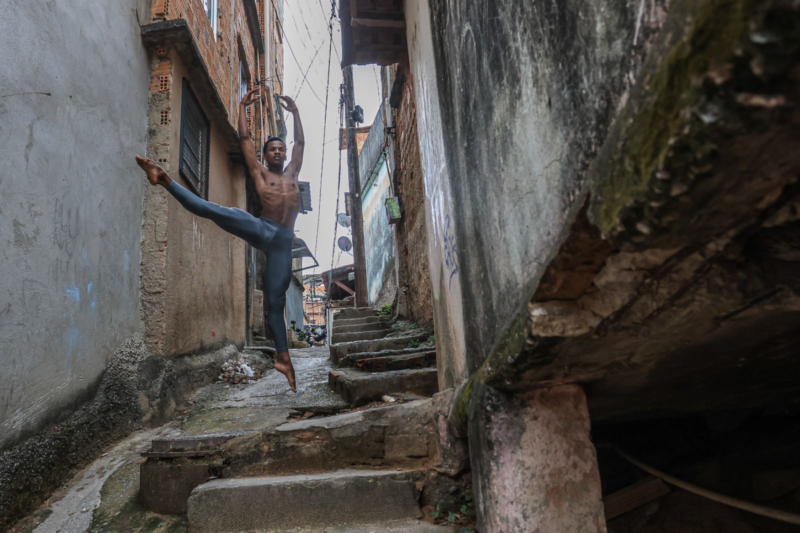 Bailarino do Aglomerado da Serra vibra com realização de sonho nos EUA: 'Nunca desisti'