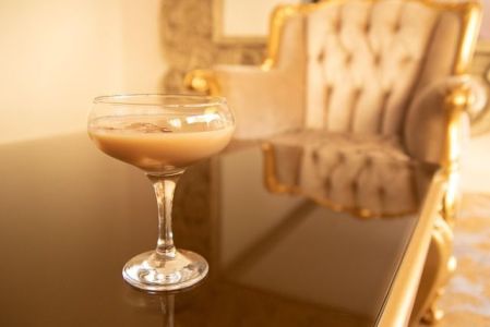Além do creme de leite, ingrediente principal desta receita, o coquetel também inclui uísque irlandês