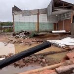 'Alagou de novo': moradores de Porto Alegre se desesperam com enchente, entulho e destruição