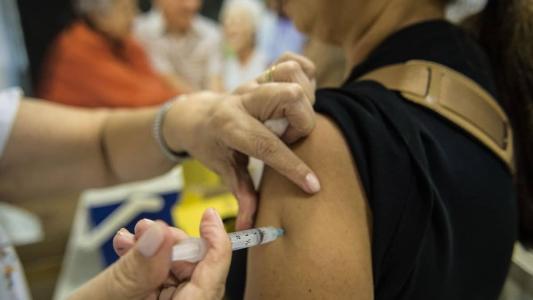 Baixa vacinação de idosos acende alerta para casos de gripe