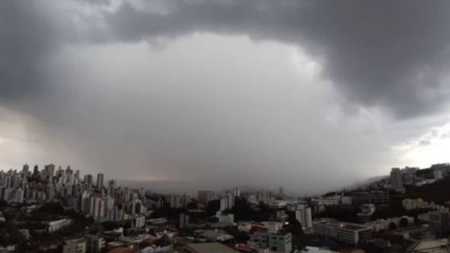 Balanço divulgado neste domingo pela Defesa Civil aponta que as regionais do Barreiro, Contagem, Leste e Oeste receberam grande volume de chuva nas últimas 12 horas