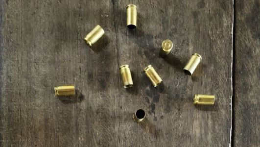 Foto mostra cartuchos de arma de fogo