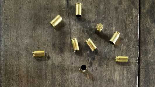 Foto mostra cartuchos de arma de fogo
