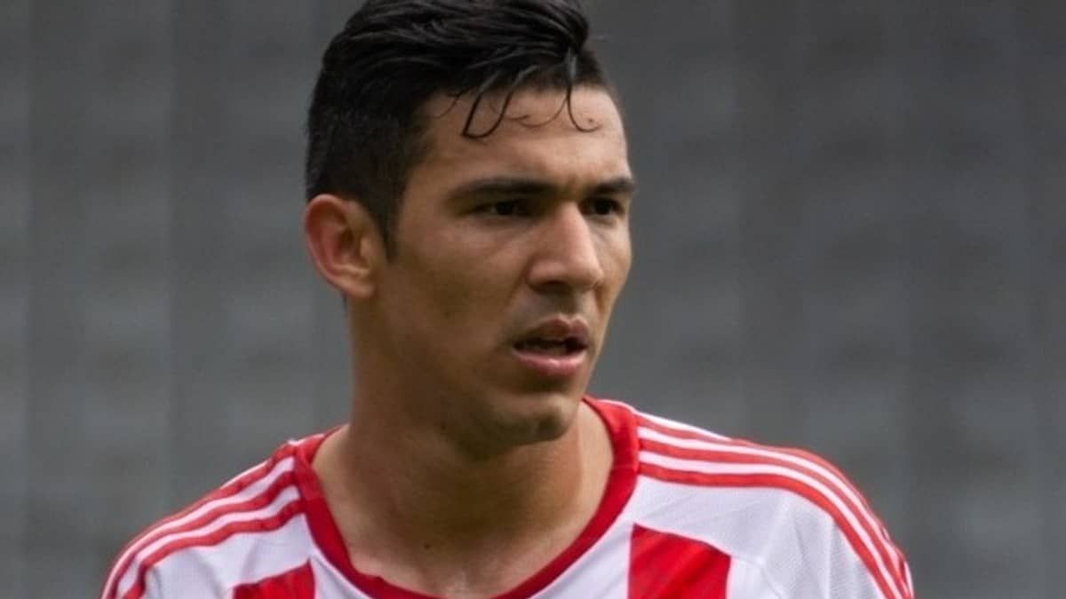 Zagueiro do Corinthians marca em vitória do Paraguai