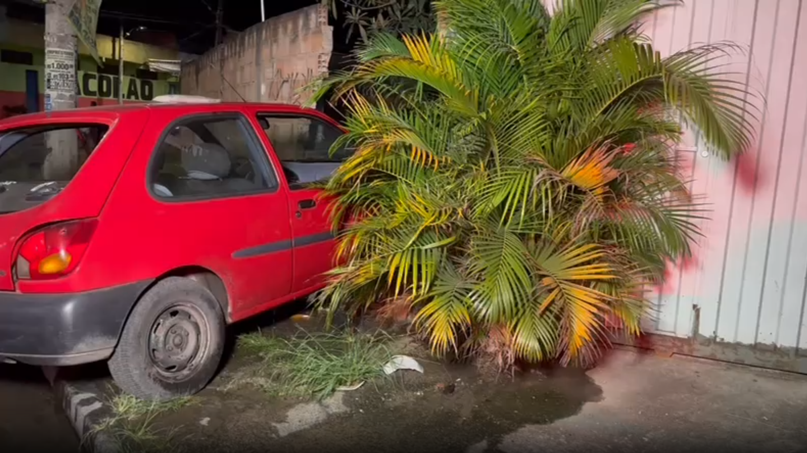 Homem morre após ser baleado na cabeça e bater o carro em muro em BH