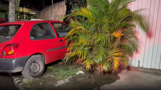 Foto mostra veículo vermelho pilotado por homem de 49 anos morto no bairro Nazaré, em Belo Horizonte