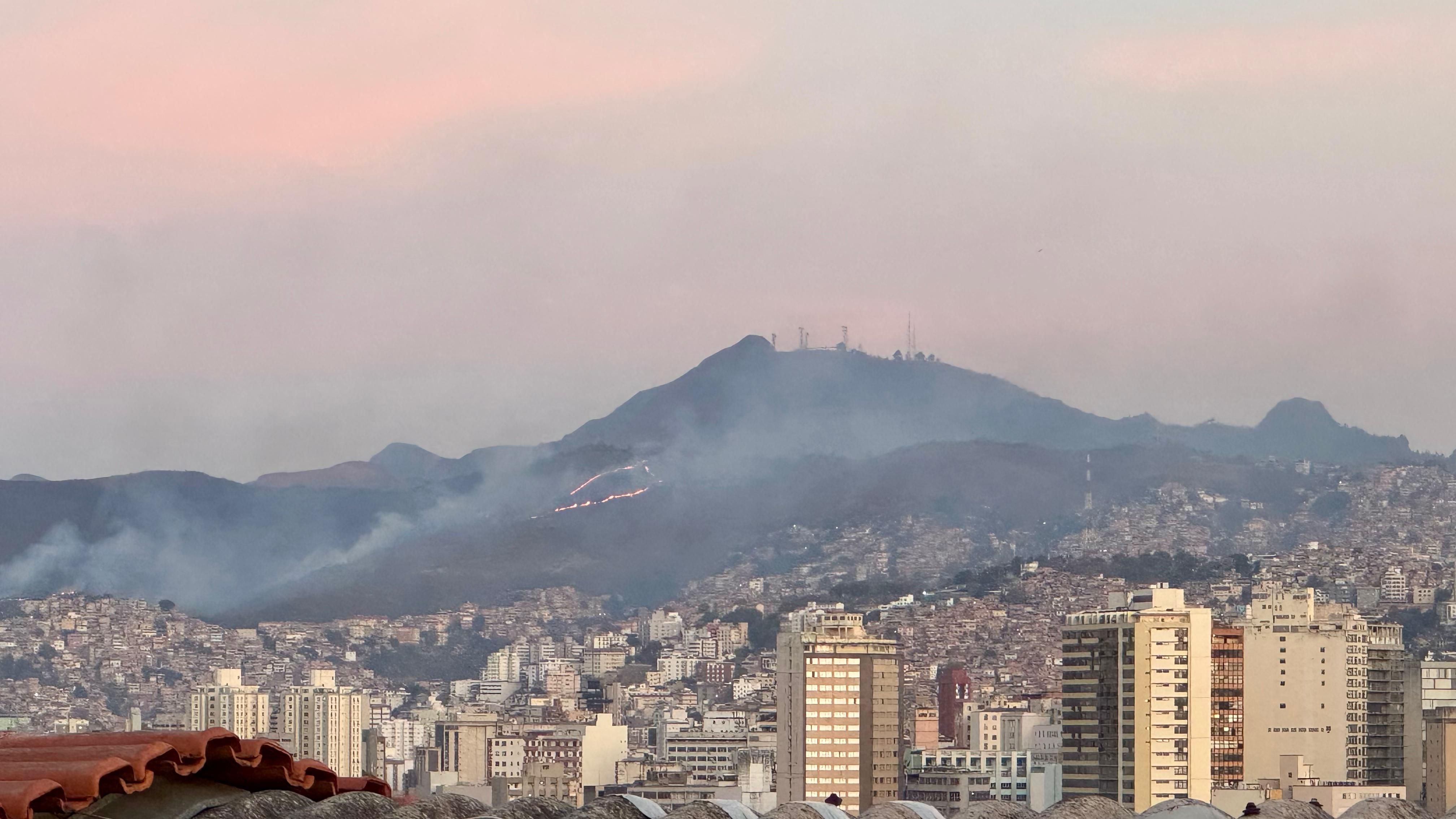 Bombeiros usam aeronaves no combate a incêndio na mata da Baleia, em BH, nesta quarta (1º)