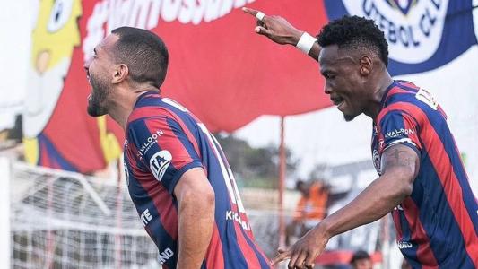Balotelli (direita) fez o gol da vitória do Itabirito
