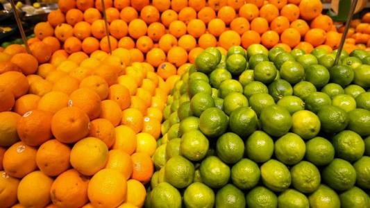 Banana, laranja, mamão e melancia registram queda de preço; aponta Conab