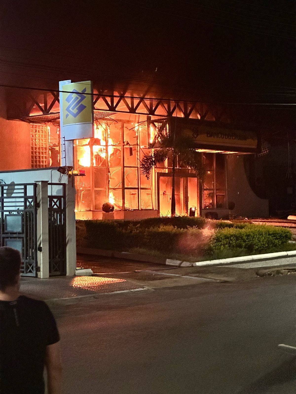Incêndio destrói Banco do Brasil em Jacutinga