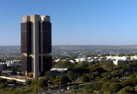 Mercado reduz projeção de corte na Selic e aumenta previsão da inflação em 2026