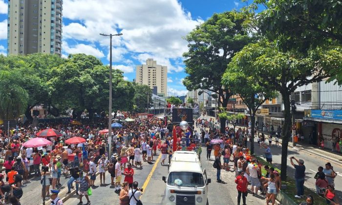 Início do desfile da Banda Daki no Carnaval 2024 em Juiz de Fora