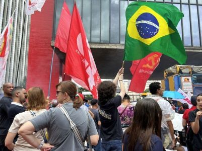 Manifestantes levaram bandeiras do Brasil para protesto contra PL da Dosimetria, em São Paulo