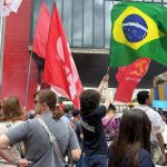Manifestação da esquerda em São Paulo tem destaque para bandeiras do Brasil