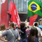 Manifestação da esquerda em São Paulo tem destaque para bandeiras do Brasil