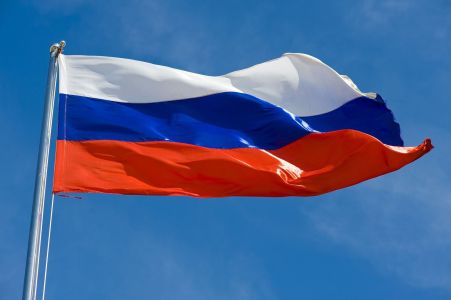 Foto mostra bandeira da Rússia hasteada