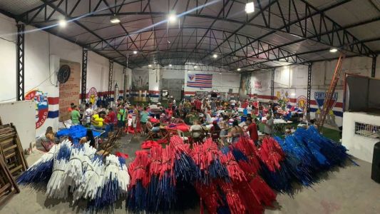 Bandeirinhas estão sendo preparadas na sede da torcida do Fortaleza