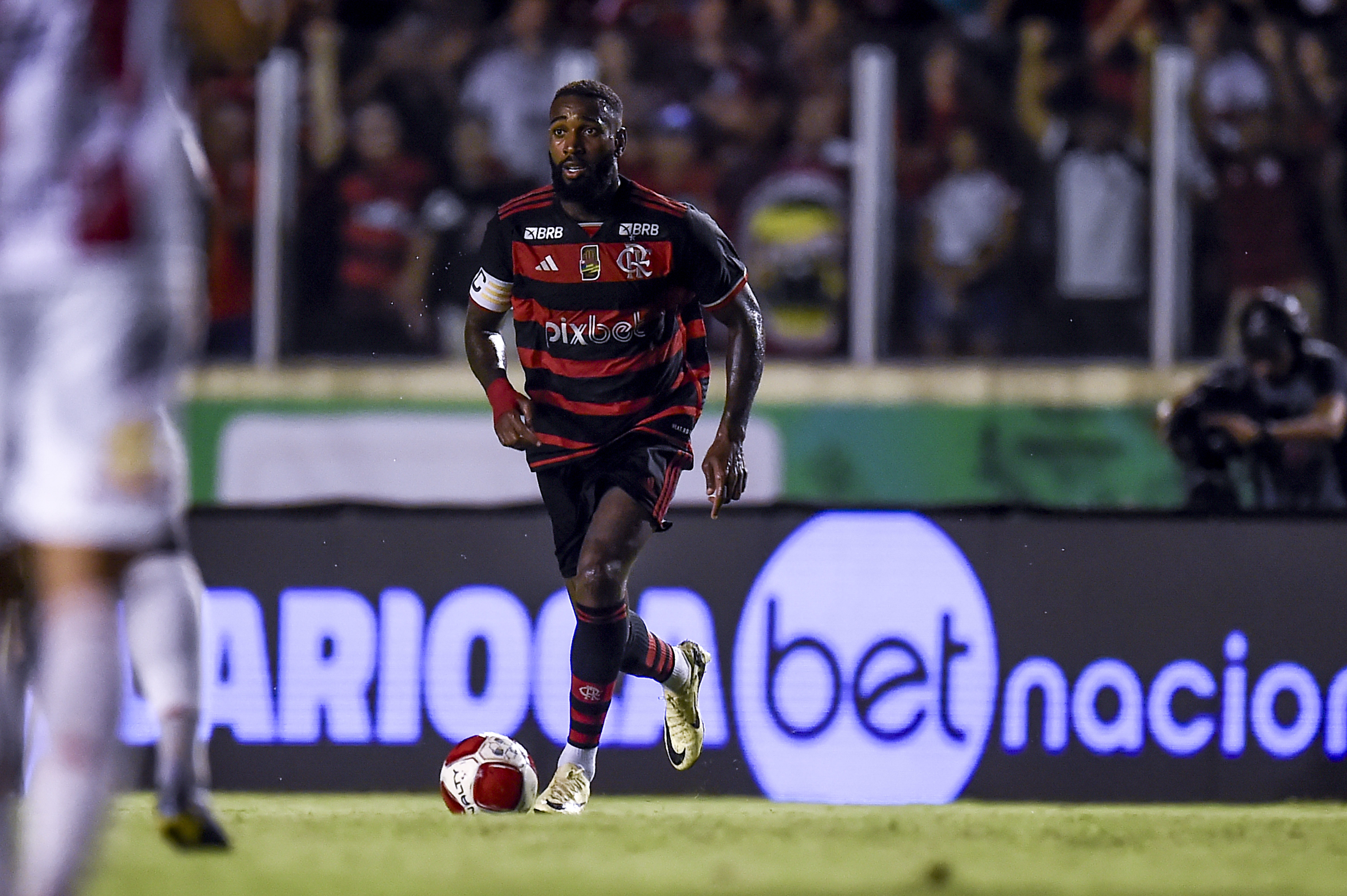 Flamengo atualiza quadro de Gerson e define data para cirurgia do atleta