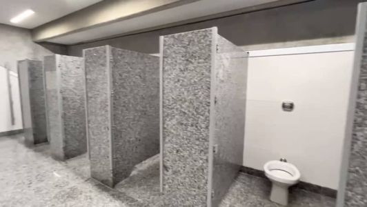 Banheiro da Arena MRV sem portas e papel higiênico