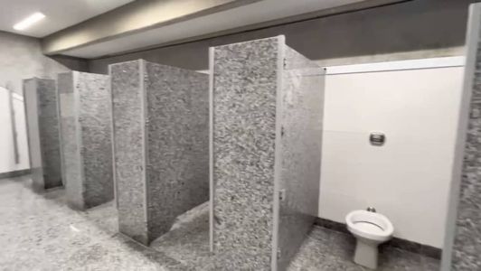 Banheiro da Arena MRV sem portas e papel higiênico