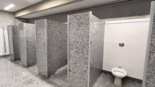 Banheiro da Arena MRV sem portas e papel higiênico