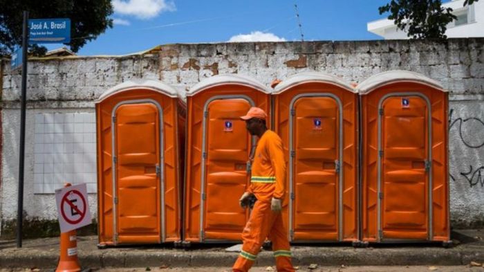 Foto mostra banheiro químico em Belo Horizonte