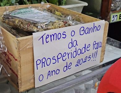 Foto mostra sachês do "banho da prosperidade" vendido no Mercado Central de Belo Horizonte