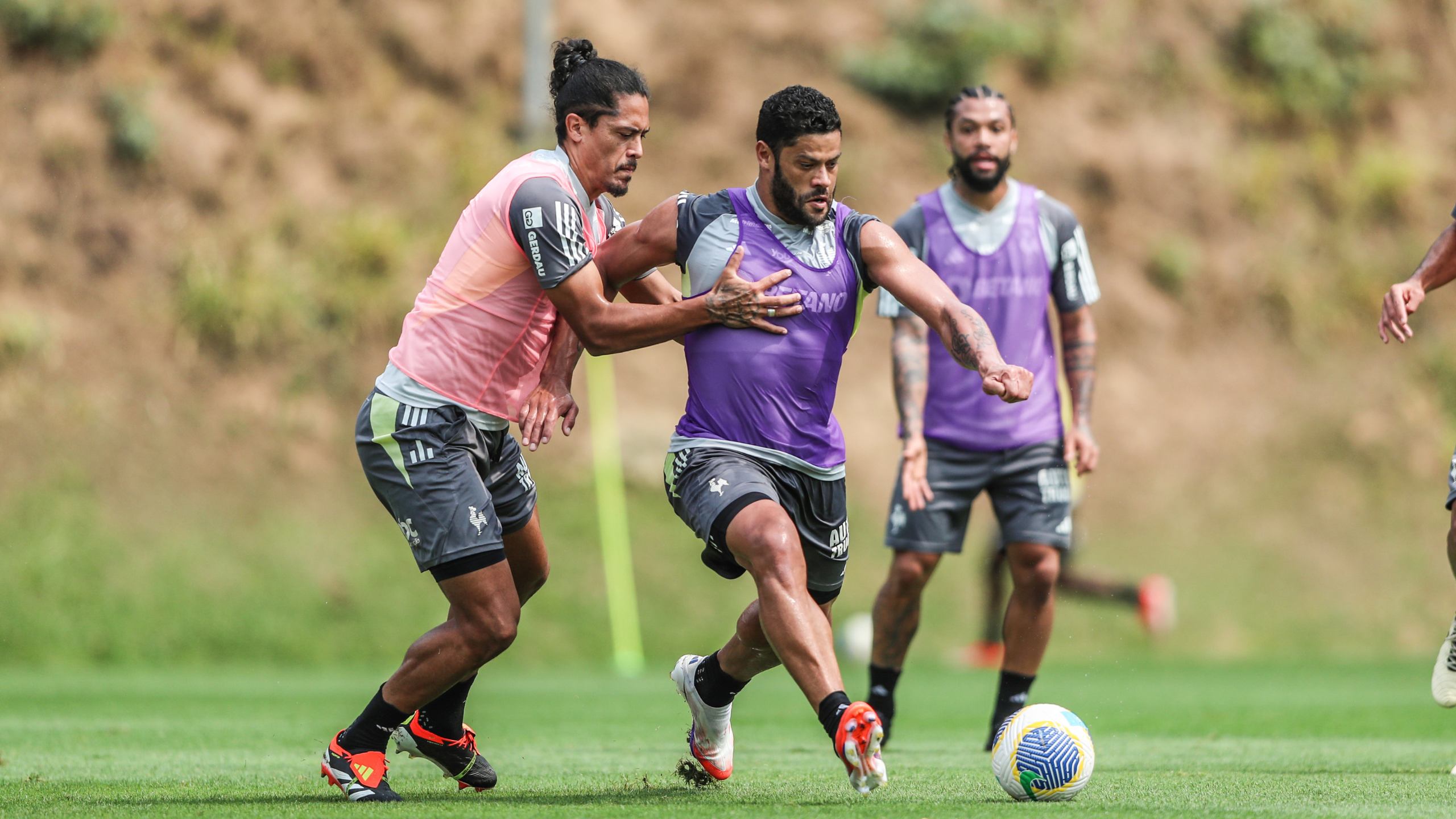 Treino do Atlético tem 'trote' em Milito e ausência de titulares em campo