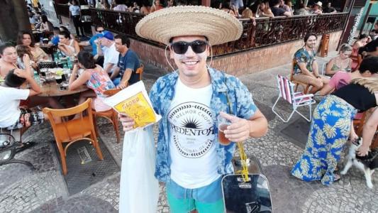 Bar ainda oferece biscoito de polvilho da marca "O Globo" e chá mate gelado gratuitamente
