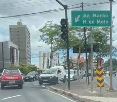 Semáforos desligados complicam trânsito em dia de volta às aulas na av. Raja Gabaglia, em BH