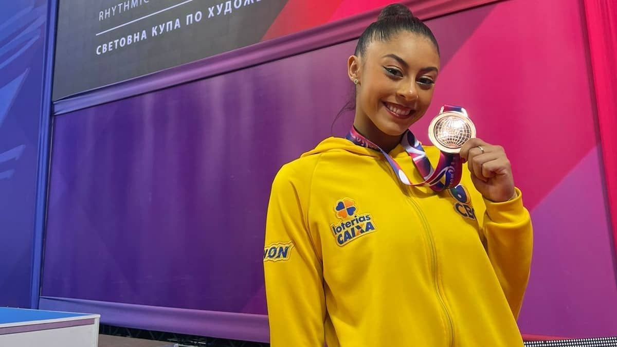 Bárbara Domingos é campeã na Copa do Mundo de ginástica rítmica na fita