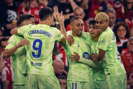 Jogadores do Barcelona comemoram goleada por 3 a 0 sobre o Athletic Bilbao, pelo fechamento de LaLiga