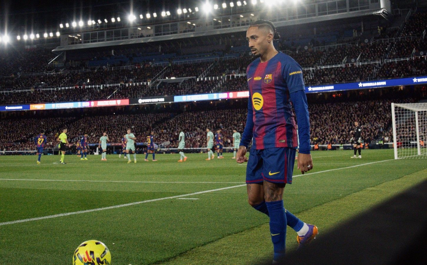 Barcelona festeja retorno ao Camp Nou com goleada sobre Bilbao e volta de Raphinha