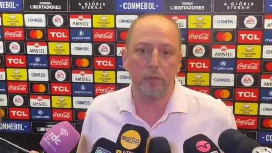 Barcellos reclama sobre toque na mão de André em gol anulado de Mercado