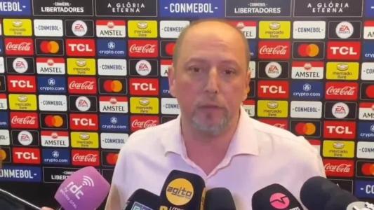 Barcellos reclama sobre toque na mão de André em gol anulado de Mercado