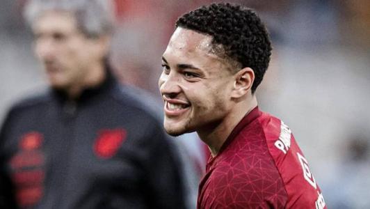 Barcelona quer que Vitor Roque se mude para a Catalunha em janeiro