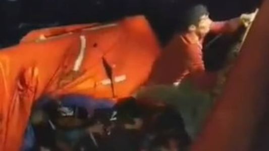 Barco naufragou na sexta; resgate foi filmado